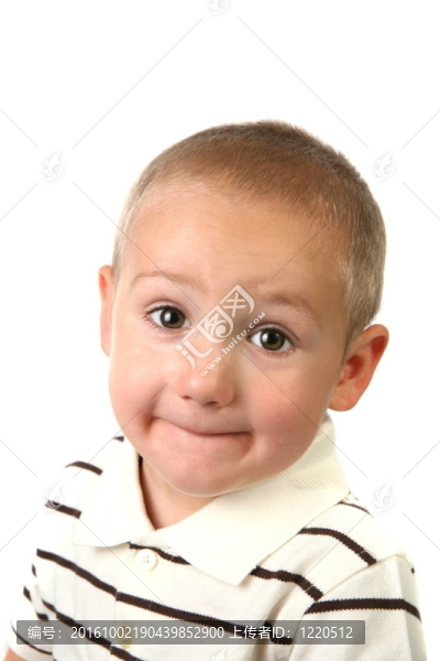 睜大眼睛的傻孩子
