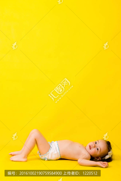 地板上的小女孩