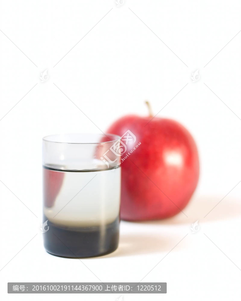水和蘋果的玻璃