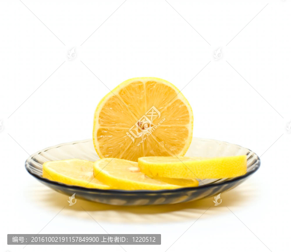 盤子上的檸檬片