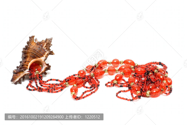 海洋的小船和珠子