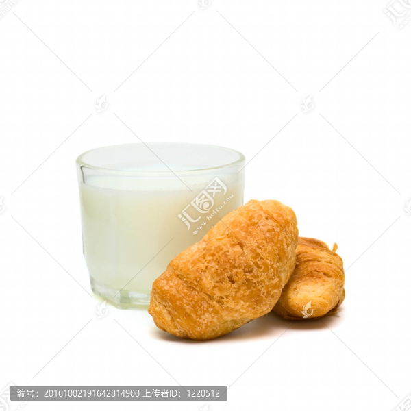 盤子上有牛奶和蛋糕的杯子