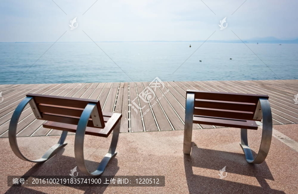 現(xiàn)代的長椅