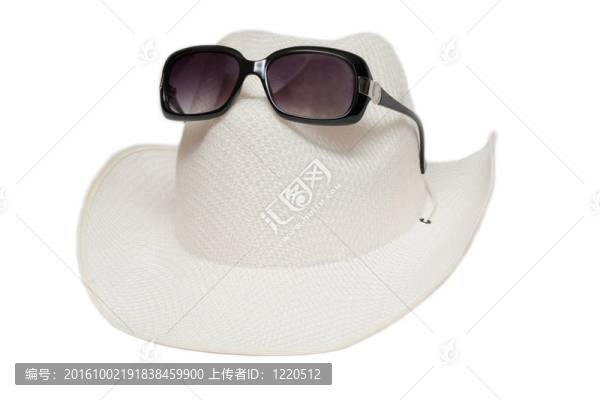 白色背景上的帽子和太陽鏡
