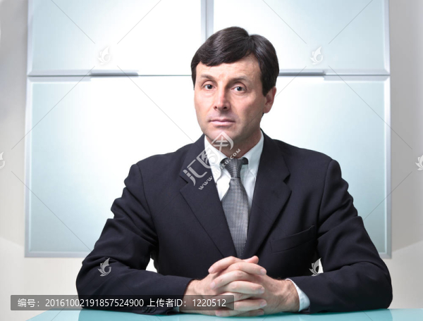 嚴(yán)肅的商人在他的辦公室里