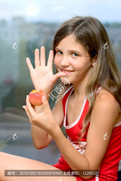 微笑女孩吃桃子