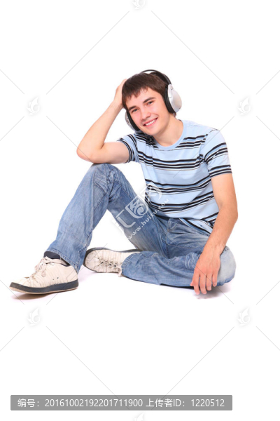 男人正在聽音樂
