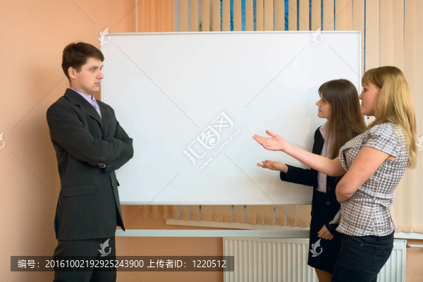 辦公室工作人員討論工作