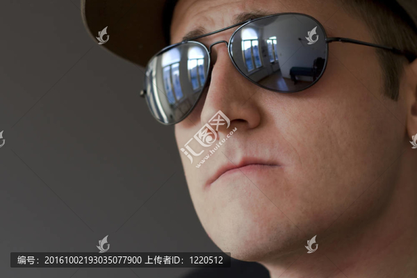 帶帽子和太陽(yáng)眼鏡的年輕男子