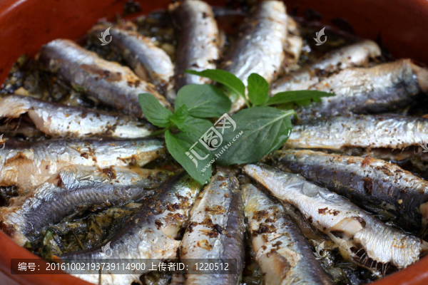 沙丁油魚在赤陶土碗烤