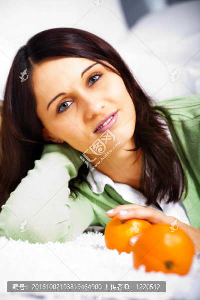 年輕女性與橙子