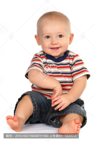 可愛的小男孩坐在幼兒手中