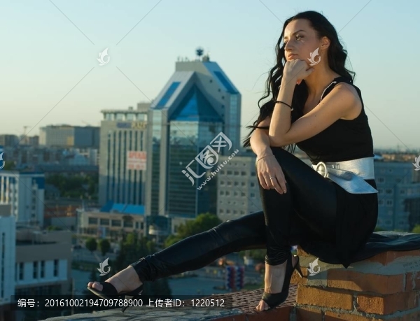 城市背景下的坐著女孩