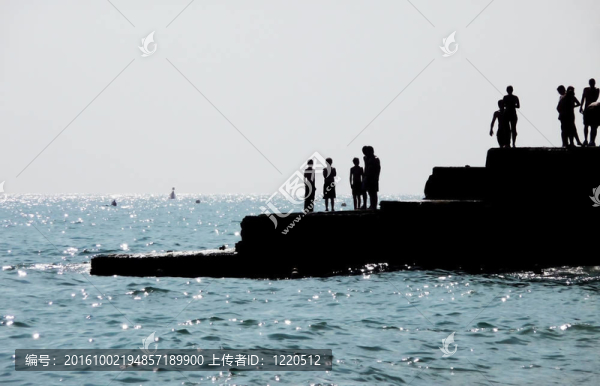 人們在布萊頓海岸輪廓