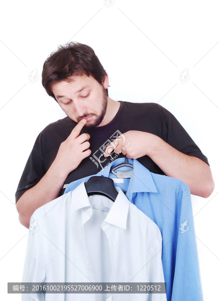 兩件襯衫間的男模特