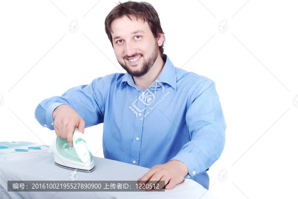 快樂的年輕人熨燙衣服