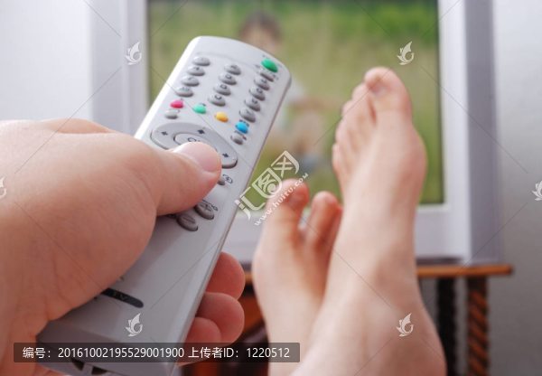 手持遙控器進(jìn)入電視