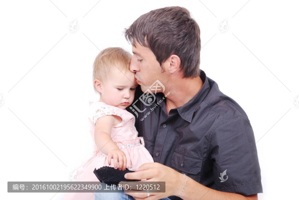 父親吻女兒