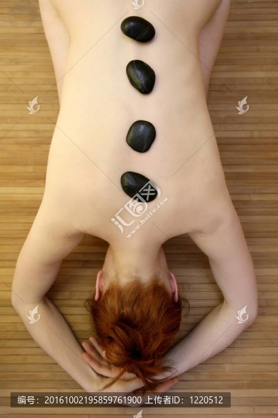 美女背上放松黑石頭