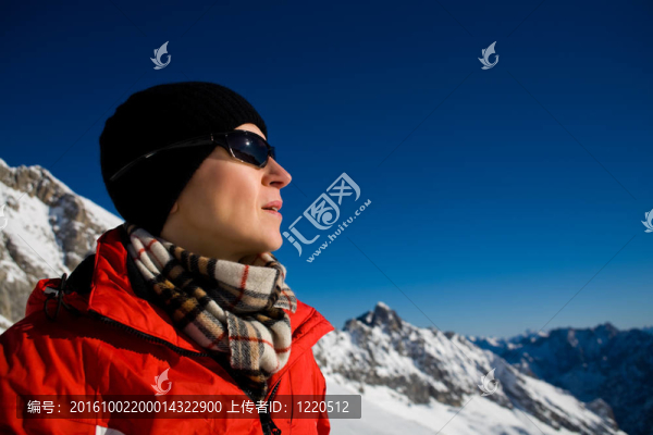 在阿爾卑斯山脈徒步旅行