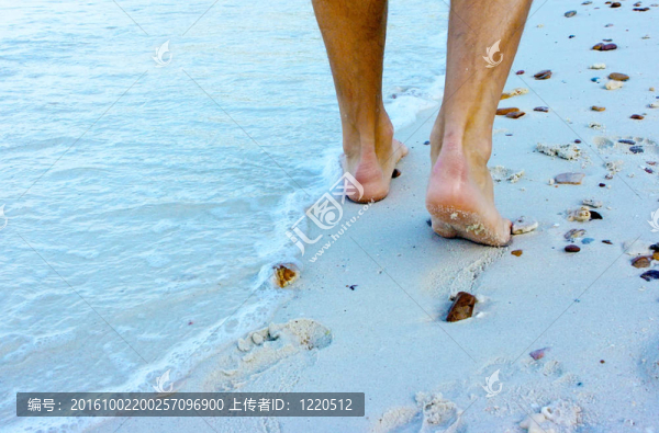 在海灘上散步