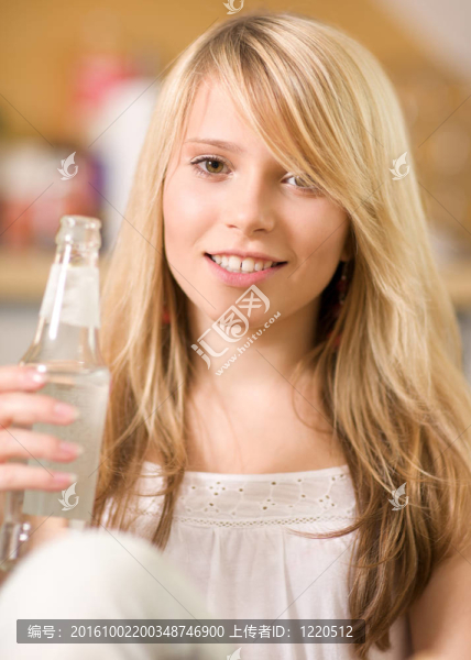 可愛的少女與瓶水