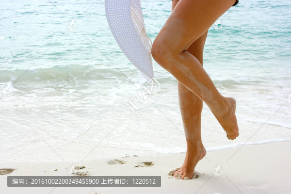 海灘上戴著白帽子的女人
