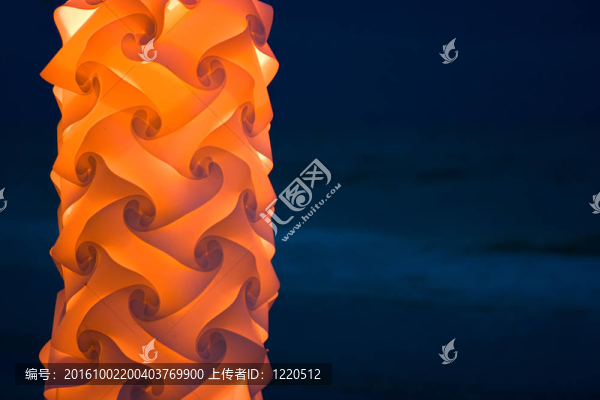 夜晚海灘上的燈籠