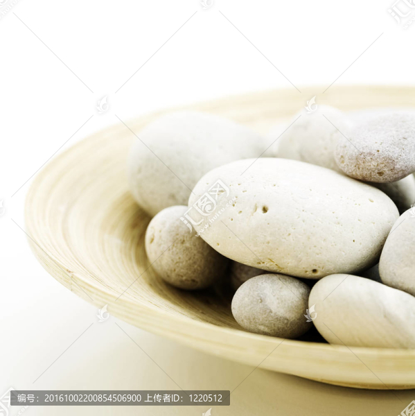 竹碗里的小石子