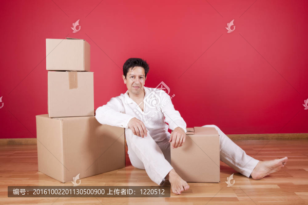 在紙板箱旁邊休息的年輕人