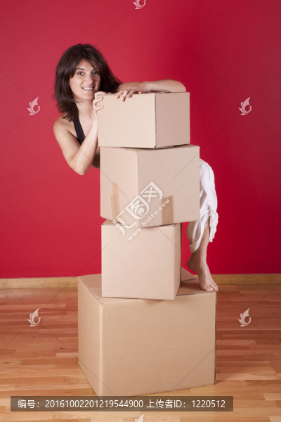 婦女拿著紙板箱