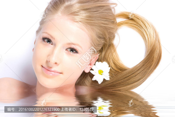 甘菊的女孩在水中的倒影