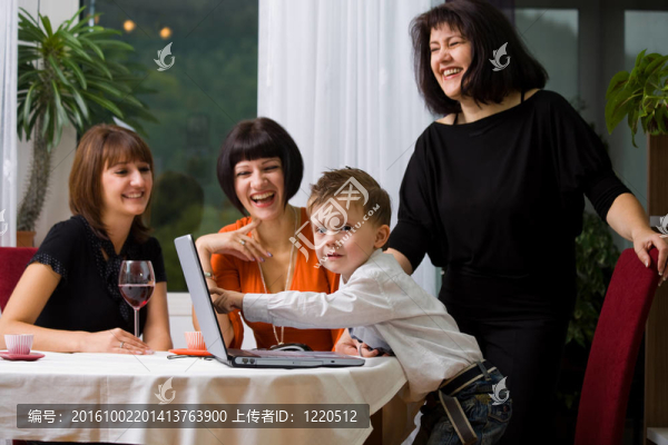 男孩和媽媽上網(wǎng)