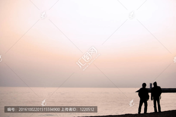 兩個(gè)人和大海