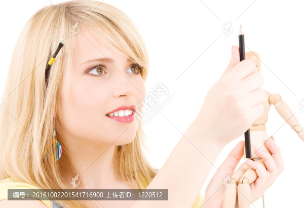 快樂少女與木制模型假人