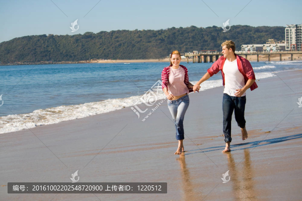 在海灘上跑步的夫婦
