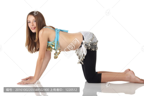 年輕的肚皮舞女孩