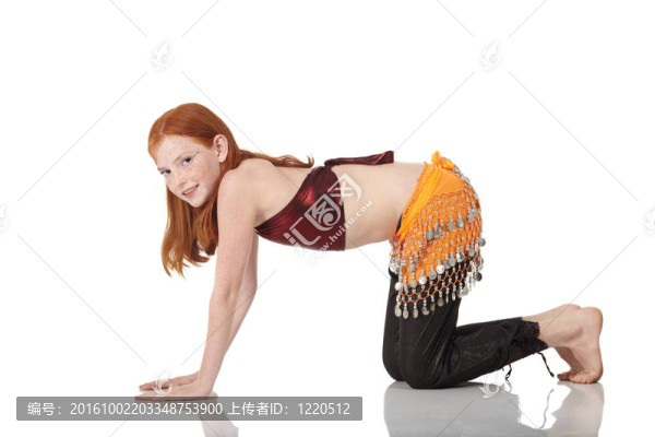 年輕的肚皮舞女孩