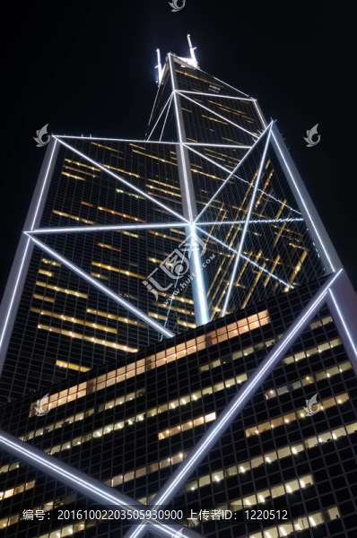 夜晚的現代摩天樓