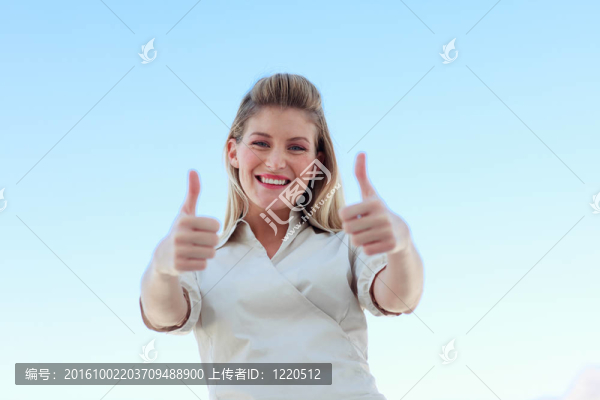 金發(fā)女商人笑鏡頭豎起大拇指