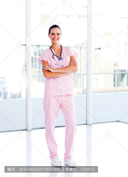 孤美護(hù)士站在鏡頭前雙臂交叉