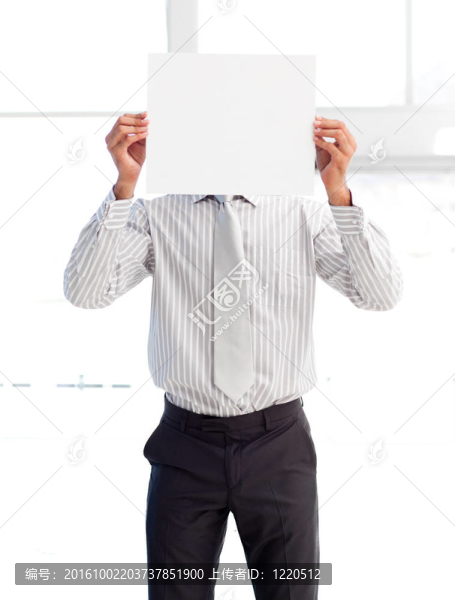 商人手里拿著一張白色的卡片