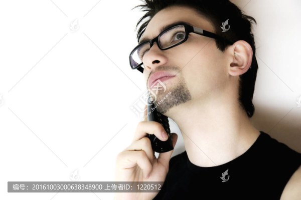 體貼的年輕人在電話里說話