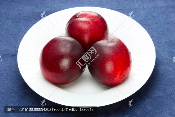 充滿新鮮和甜桃子的盤子