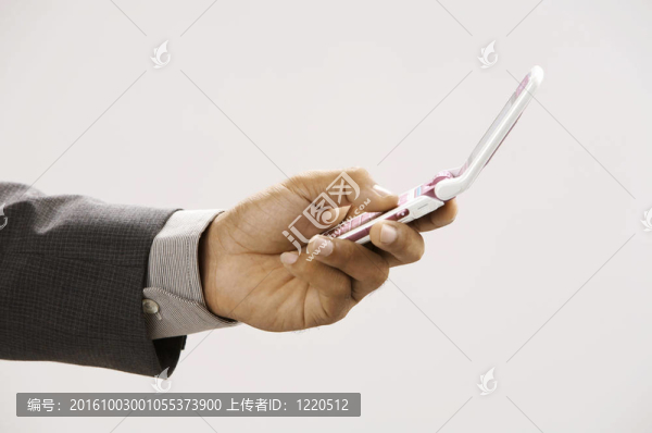 男子拿著手機檢查按摩