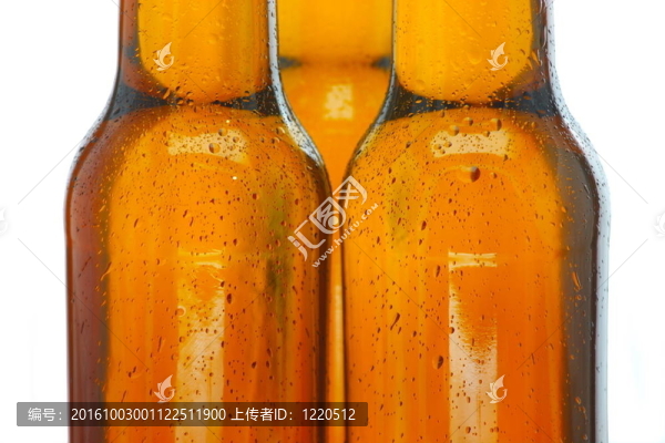 三瓶啤酒瓶上部