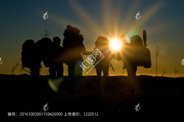 徒步旅行者在陽光反射的夕陽