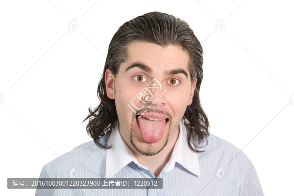 年輕英俊的男子露出舌頭白