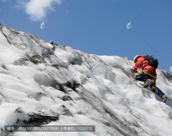 升的登山者