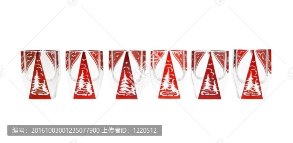 排紅色晶體利口酒眼鏡切的冷杉樹分離